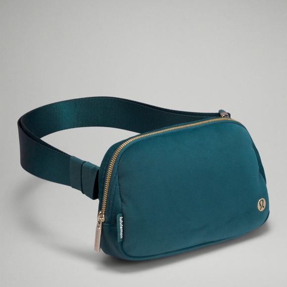 Lululemon Everywhere Belt Bag 
Velour 1L  green jasper/gold belt bag LAST 2 🎉 - Picture 4 of 9